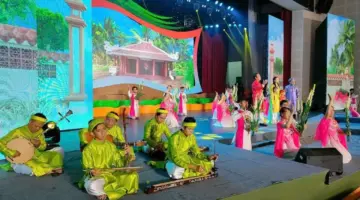 يضفي فينه لونغ الألوان الثقافية لجنوب فيتنام على عاصمة البلاد هانوي.